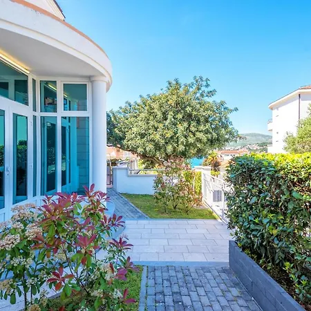 Mihaela * Τρογκίρ