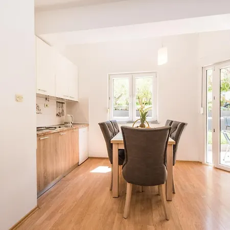 Mihaela * Τρογκίρ